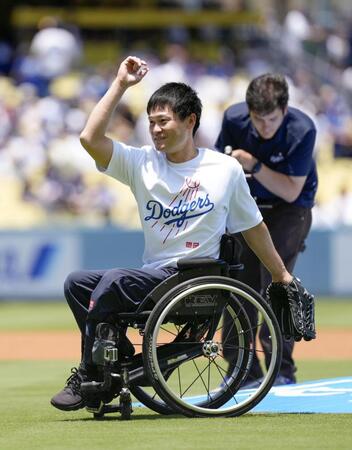 始球式を務めた国枝慎吾さん（共同）