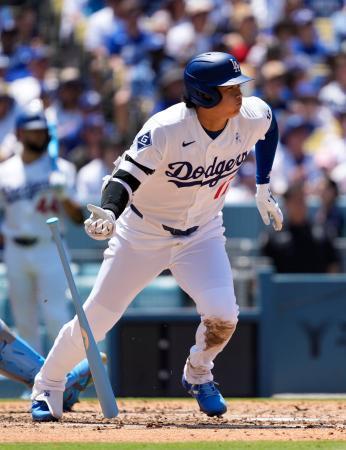 　オリオールズ戦の２回、中前打を放つドジャース・大谷＝ロサンゼルス（共同）