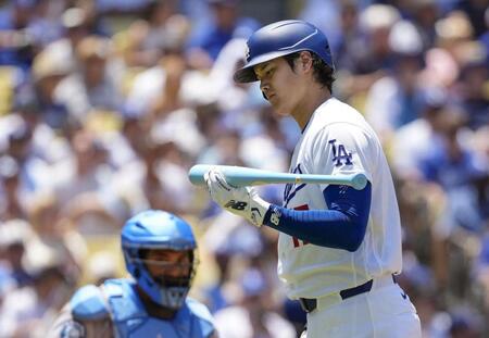 ２回、バットを見つめる大谷（共同）