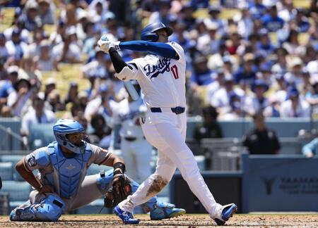 ２回、中前打を放つ大谷（共同）