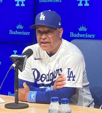 試合後、取材に応じるロバーツ監督（撮影・小林信行）