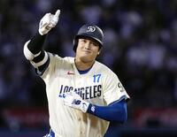 ９回、１６号ソロを放ち、笑顔で塁を回る大谷（提供・共同通信社）