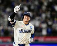 　９回、１６号ソロを放ち、笑顔でダイヤモンドを回るドジャース・大谷（共同）