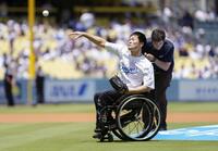 始球式を務める国枝慎吾さん（共同）