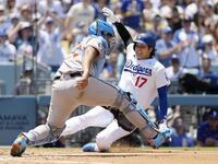 １回、後続の適時打で生還する二走大谷（共同）
