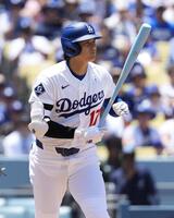 １回、四球を選んだ大谷（共同）