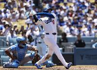 ２回、中前打を放つ大谷（共同）