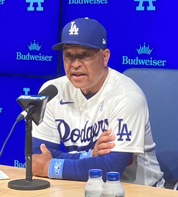 大谷翔平 左膝アイシングしながら荷造り
