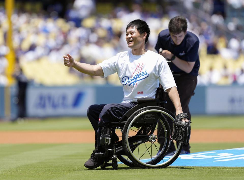 始球式を務め、笑顔の国枝慎吾さん（共同）