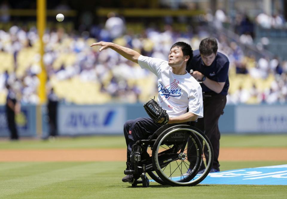 始球式を務める国枝慎吾さん（共同）