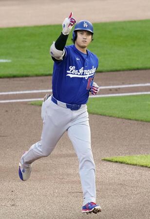 　ツインズ戦の１回、17号となる先頭打者本塁打を放ち、塁を回るドジャース・大谷＝ミネアポリス（共同）