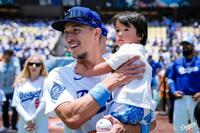 エドマンと長男・イーライくん（ロサンゼルス・ドジャース提供）
