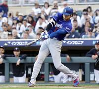 　ツインズ戦の１回、17号となる先頭打者本塁打を放つドジャース・大谷＝ミネアポリス（共同）