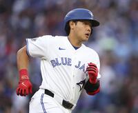 　アストロズ戦の２回、17号ソロを放ったブルージェイズ・岡本＝トロント（ゲッティ＝共同）
