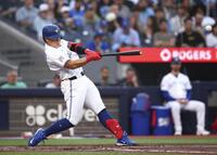 　アストロズ戦の２回、17号ソロを放つブルージェイズ・岡本＝トロント（ゲッティ＝共同）