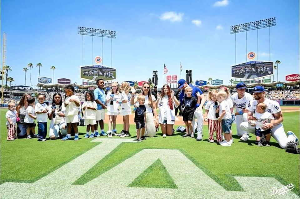 試合前のフィールドに集合した選手の子どもたち（ロサンゼルス・ドジャース提供）