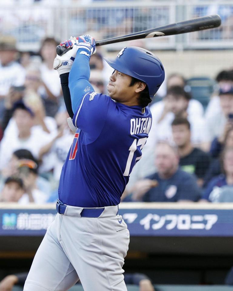 　ツインズ戦の１回、17号となる先頭打者本塁打を放つドジャース・大谷＝ミネアポリス（共同）