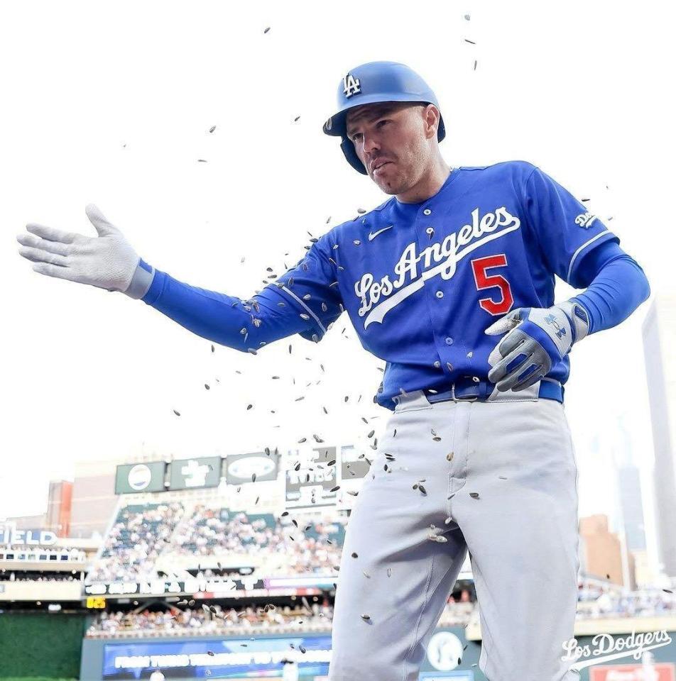 六回、勝ち越しソロを放ちベンチ前でひまわりの種を浴びるフリーマン（ロサンゼルス・ドジャース提供）