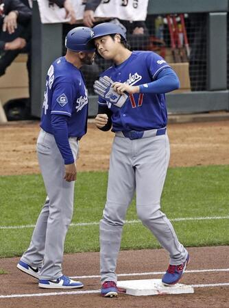 　ツインズ戦の１回、四球で出塁したドジャース・大谷＝ミネアポリス（共同）