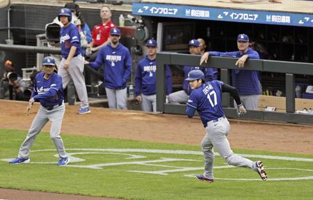 　ツインズ戦の１回、後続の適時打で三塁を回り生還するドジャース・大谷＝ミネアポリス（共同）