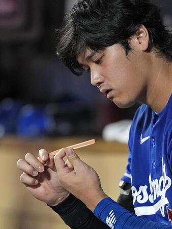 　ツインズ戦のベンチで爪を整えるドジャース・大谷＝ミネアポリス（共同）