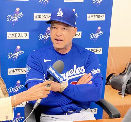試合後、会見するロバーツ監督（撮影・小林信行）