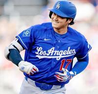 １７号先頭打者アーチを放ち、笑みを浮かべてダイヤモンドをまわる大谷（ロサンゼルス・ドジャース提供）