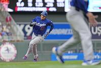 　ツインズ戦の１回、後続の適時打で二塁から生還するドジャース・大谷＝ミネアポリス（共同）