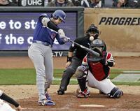 　ツインズ戦の４回、左犠飛を放つドジャース・大谷＝ミネアポリス（共同）