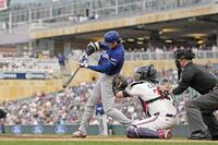 　ツインズ戦の４回、左犠飛を放つドジャース・大谷＝ミネアポリス（共同）