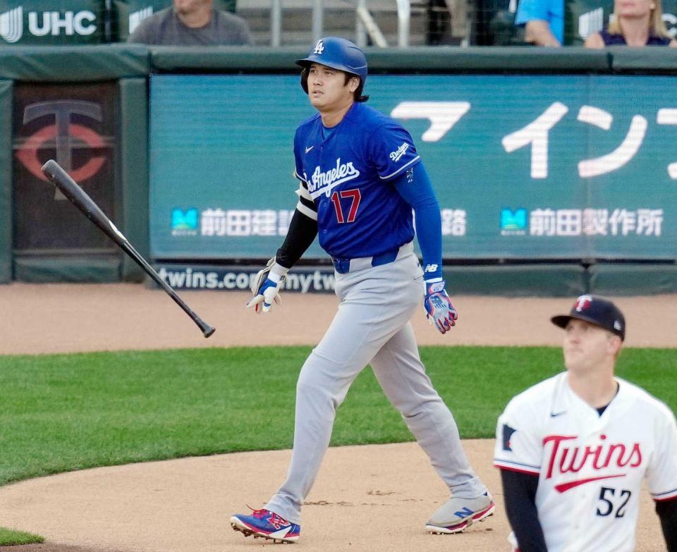 　１回、本塁打の弾道を見つめる大谷（共同）