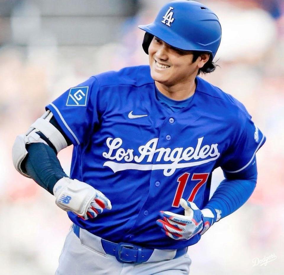 １７号先頭打者アーチを放ち、笑みを浮かべてダイヤモンドをまわる大谷（ロサンゼルス・ドジャース提供）