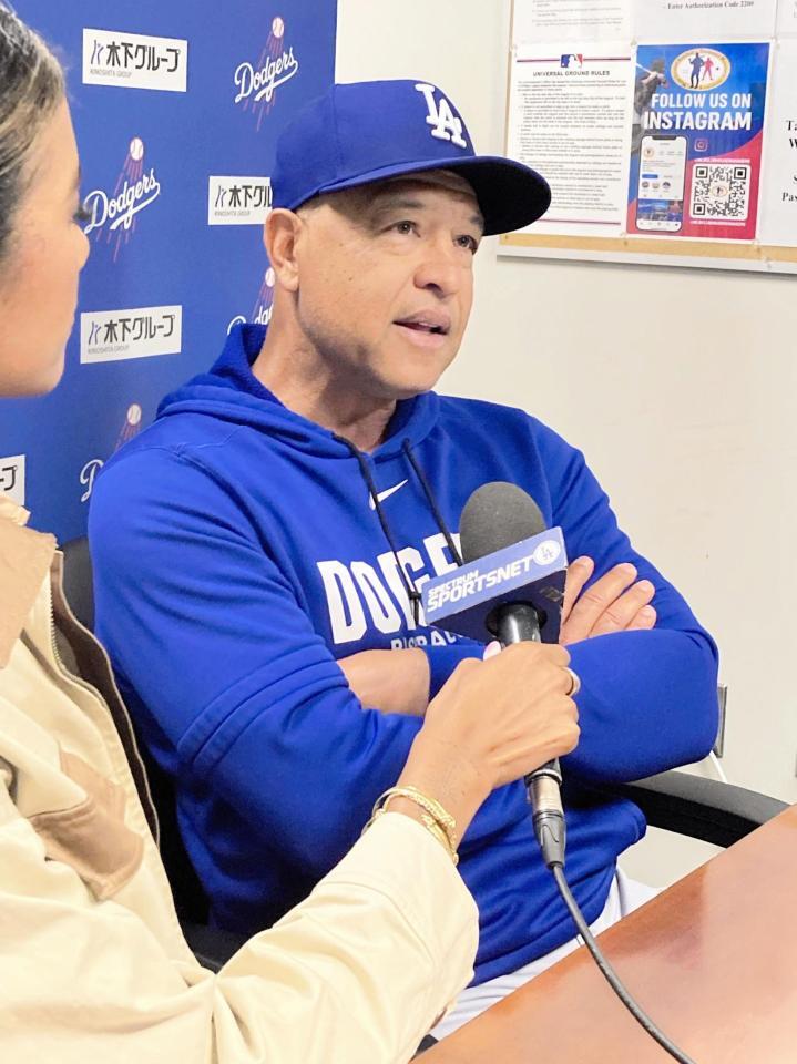 試合前に取材に応じるロバーツ監督（撮影・小林信行）