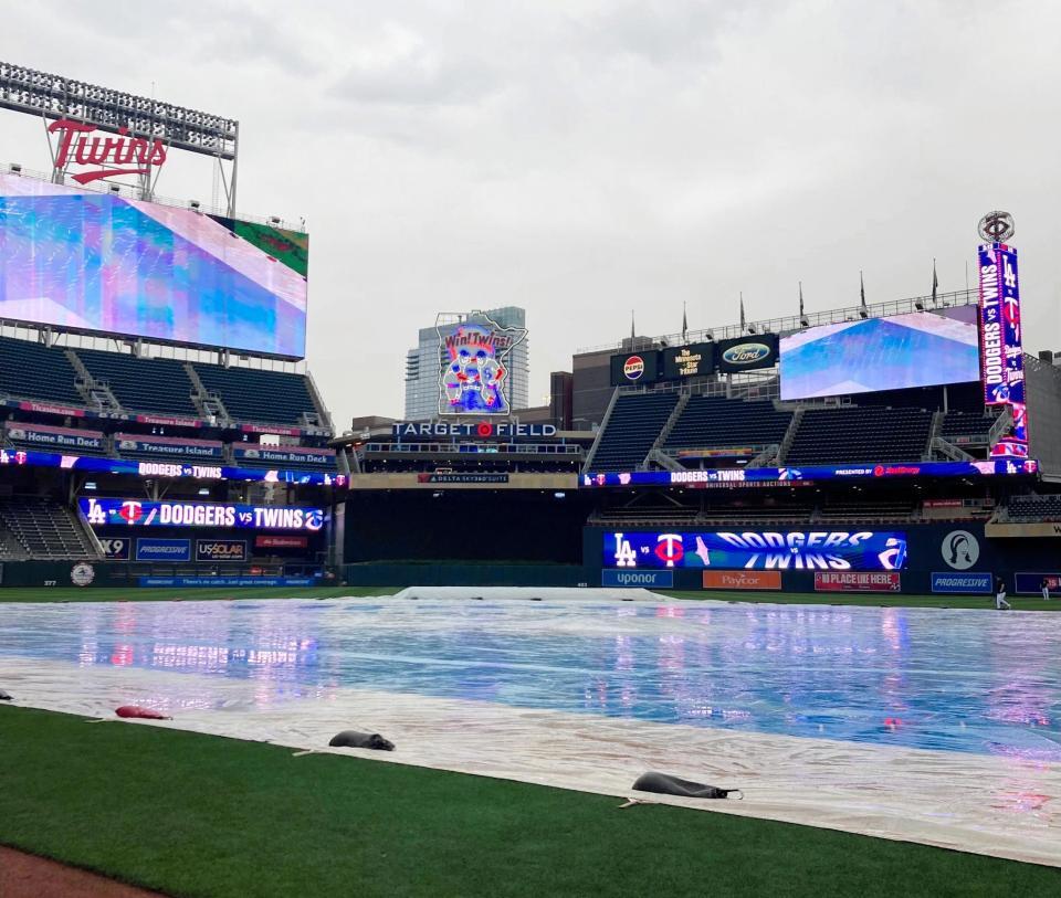 試合開始１時間半前も大雨が降り続くターゲット・フィールド（撮影・小林信行）