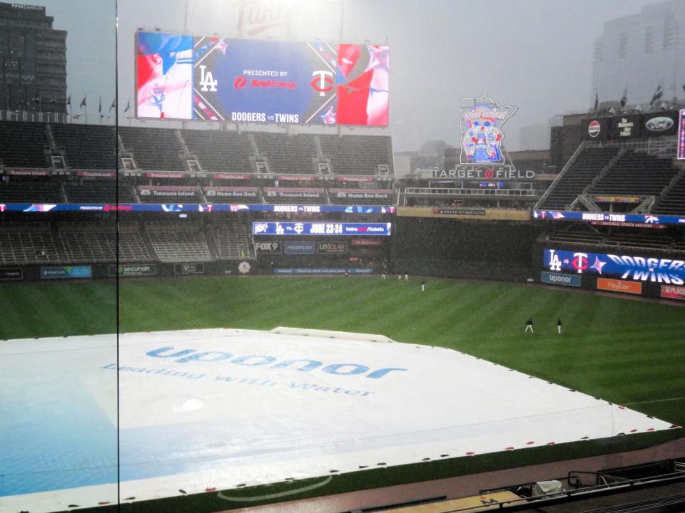 試合開始１時間半前も大雨が降り続くターゲット・フィールド（撮影・小林信行）