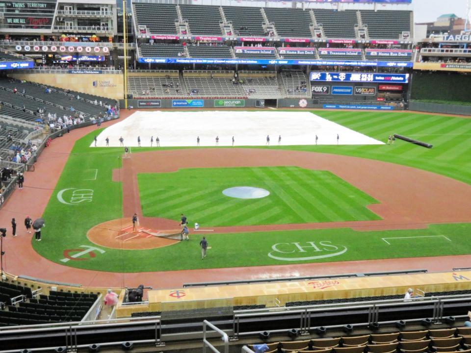 雨が上がりシートが取り除かれるターゲット・フィールド（撮影・小林信行）