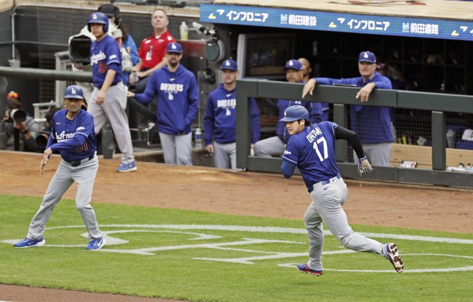 　ツインズ戦の１回、後続の適時打で三塁を回り生還するドジャース・大谷＝ミネアポリス（共同）