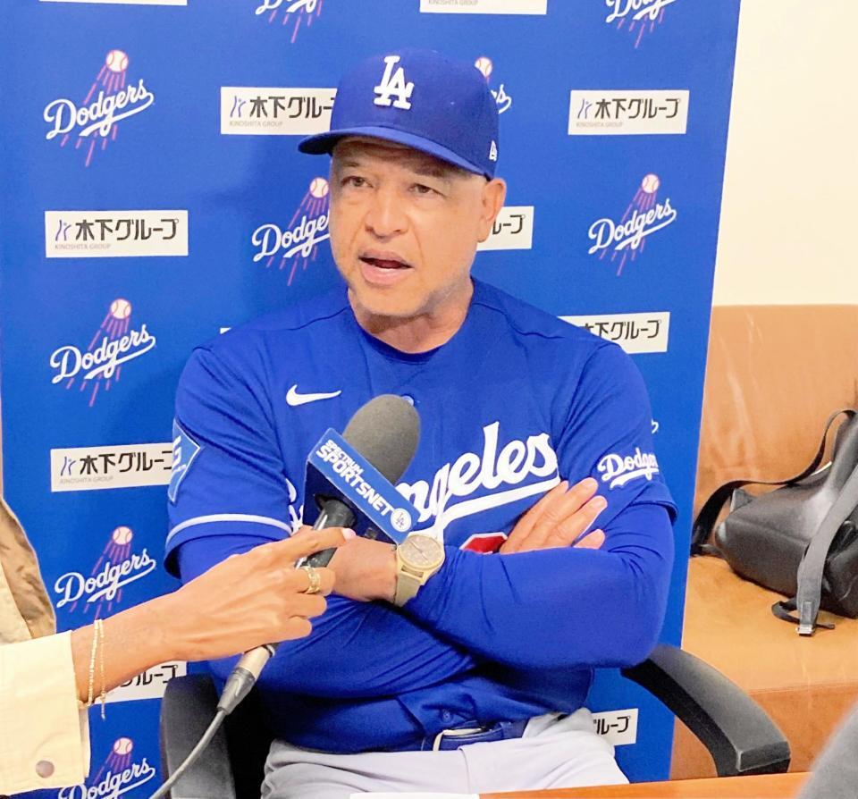 試合後、会見するロバーツ監督（撮影・小林信行）
