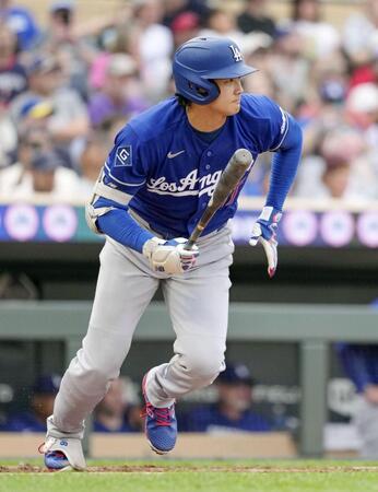 　ツインズ戦の３回、適時打を放つドジャース・大谷＝ミネアポリス（共同）