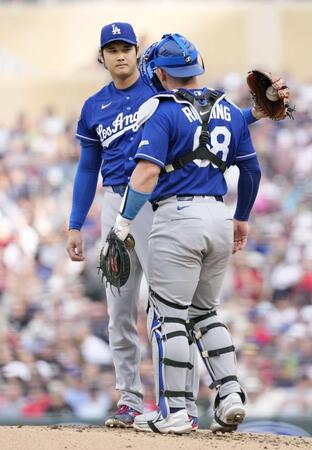　ツインズ戦の２回、マウンドで捕手ラッシングと話すドジャース・大谷＝ミネアポリス（共同）