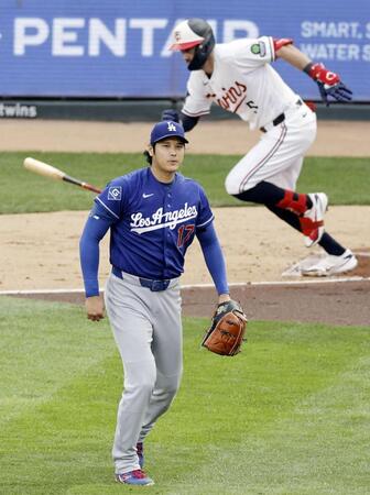 　ツインズ戦の２回、クライドラー（奥）に２点打を打たれたドジャース・大谷＝ミネアポリス（共同）