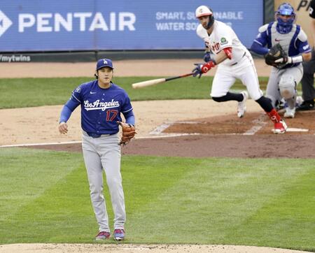 　ツインズ戦の２回、クライドラー（奥）に２点打を打たれたドジャース・大谷＝ミネアポリス（共同）