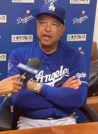 試合後に監督室で報道陣の質問に答えるロバーツ監督（撮影・小林信行）