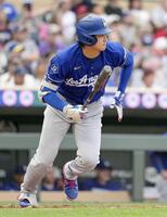 　ツインズ戦の３回、適時打を放つドジャース・大谷＝ミネアポリス（共同）