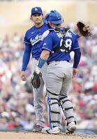 　ツインズ戦の２回、マウンドで捕手ラッシングと話すドジャース・大谷＝ミネアポリス（共同）