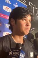 試合後に取材に応じる大谷（撮影・小林信行）