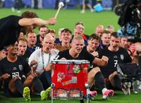 セネガル戦を終え、「バイキング・ロー」パフォーマンスを行うハーランド（手前中央）らノルウェーの選手たち＝２２日（ロイター＝共同）