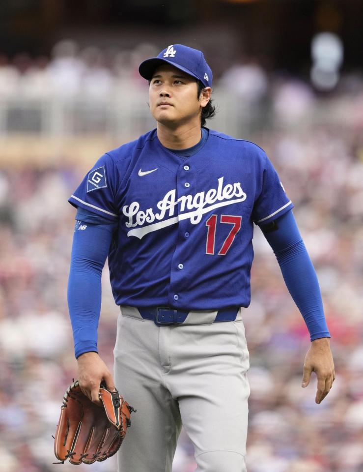 　ツインズ戦の２回を投げ終え、ベンチに戻るドジャース・大谷＝ミネアポリス（共同）