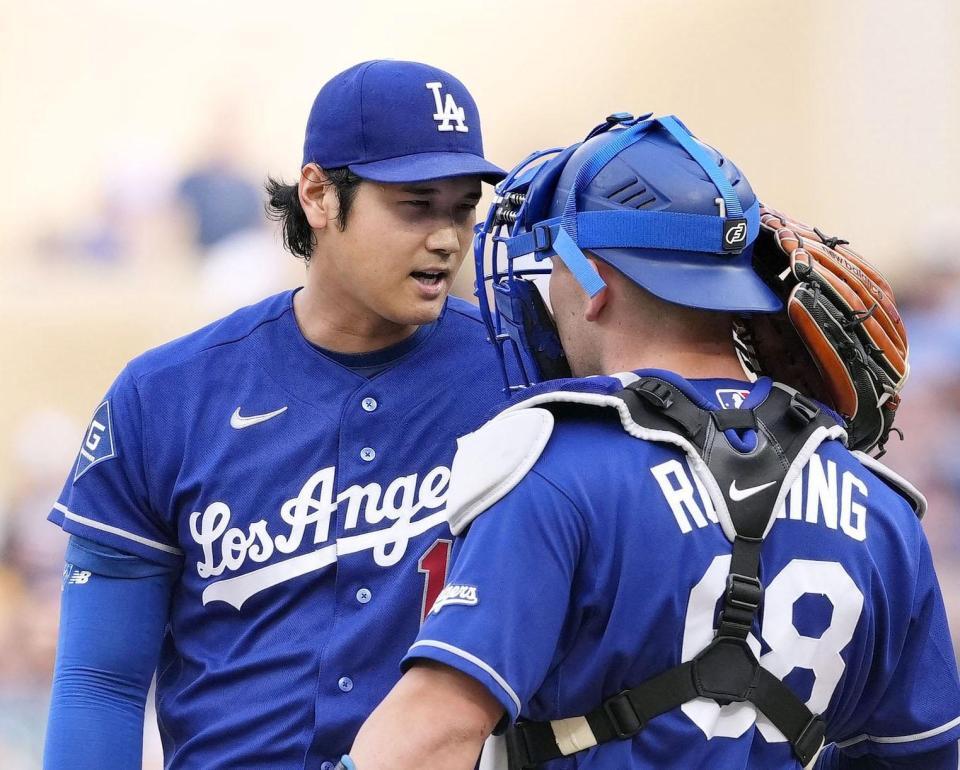 　ツインズ戦の２回、マウンドで捕手ラッシングと話すドジャース・大谷＝ミネアポリス（共同）