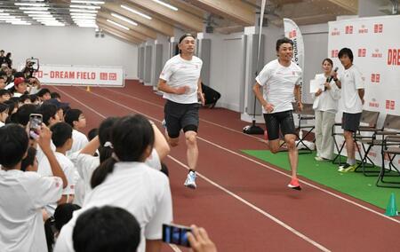 末續慎吾氏（右）と子供たちの前で走りを見せるイチロー氏（撮影・持木克友）